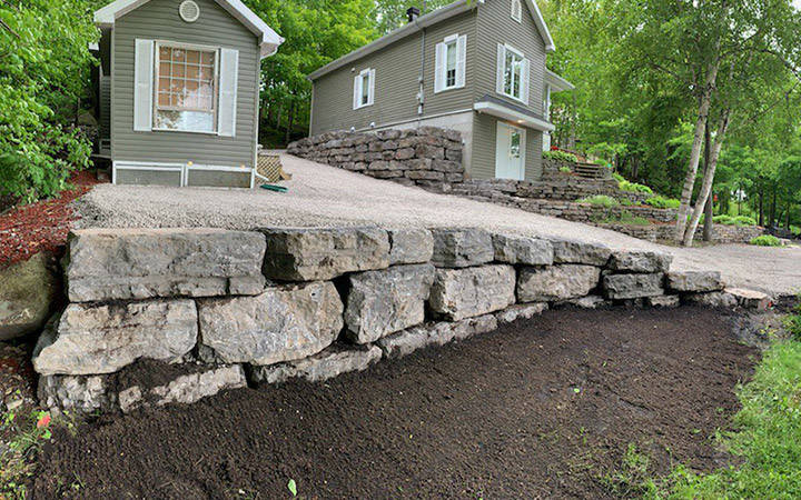 Muret de roches taillées Québec.